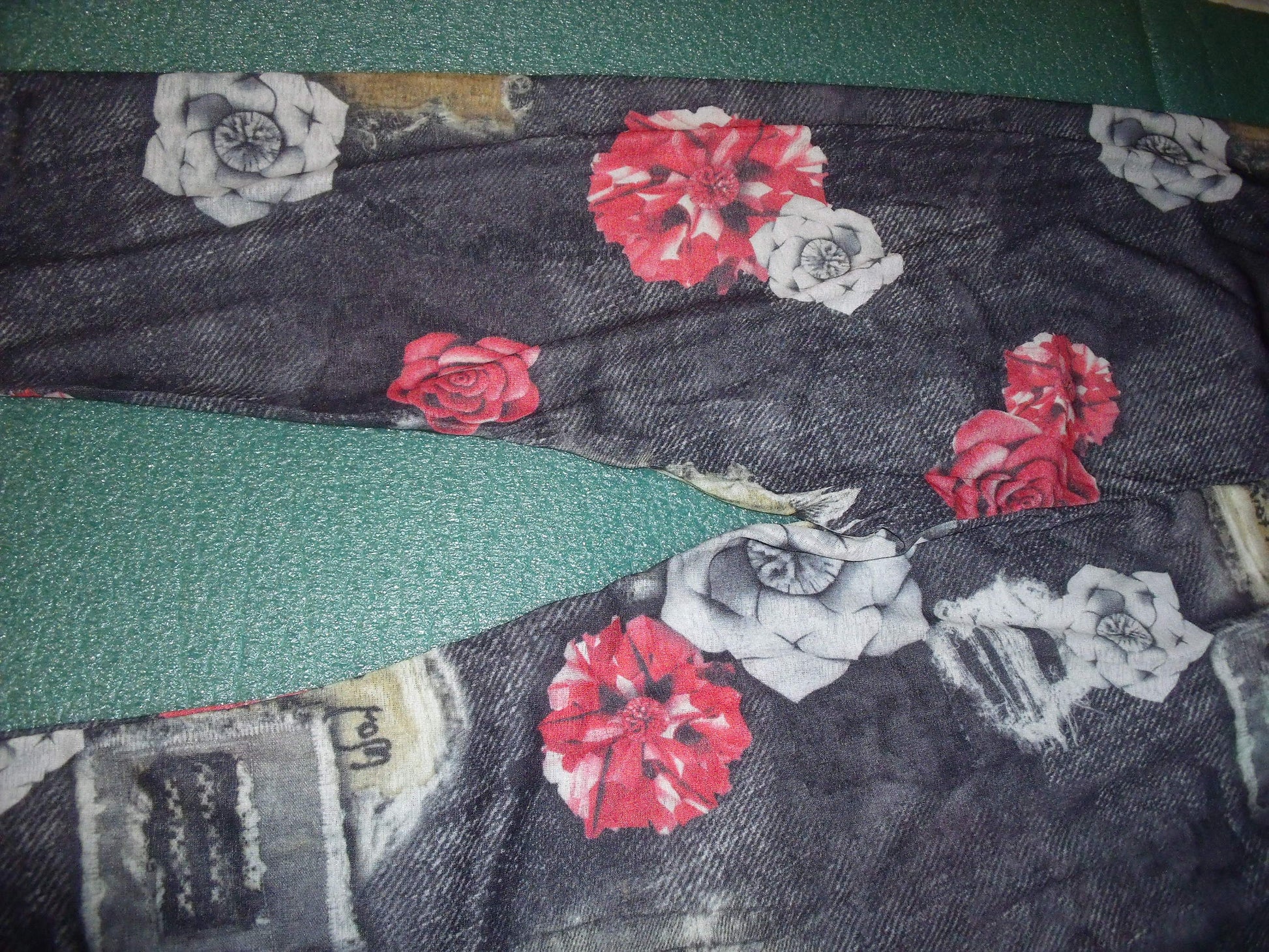 Destroyed Print Floral Skinny Jeggings Sz. (2XL) - MediaEclat.store